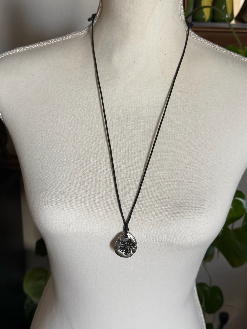 Vintage 90’s Y2K Silver Floral Embossed Pendant Black Cord Necklace